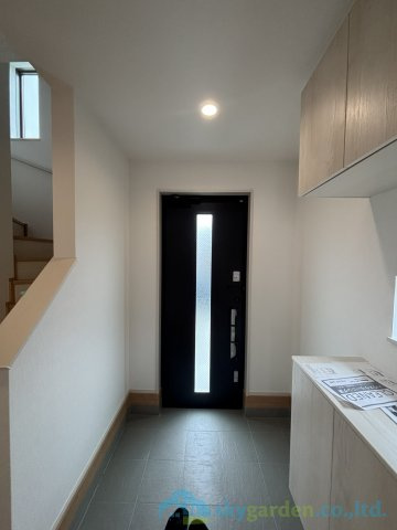 平塚市豊田宮下　全２棟B号棟の玄関