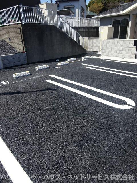 シャイニーの駐車場