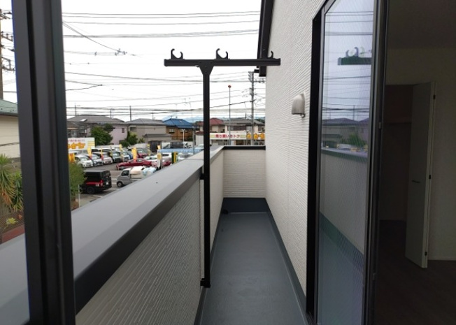 【バルコニー】 | バルコニーは、室外の専用スペースのうち、「屋根がなく開放された空間」であるものを指します。ベランダより広いタイプのものが多く、日当たりもよいため家庭菜園などを楽しみたい人にとって適した環境となります。