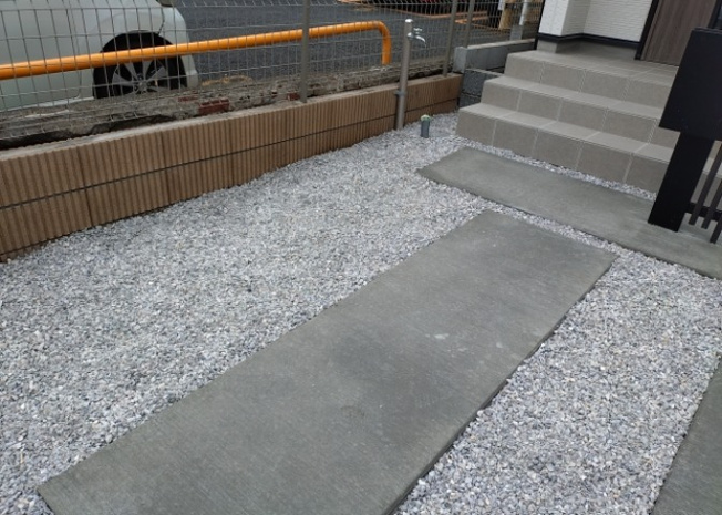 【庭】 | 庭があることでガーデニングや家庭菜園はもちろん、こどもの遊び場やペットを放して遊ぶことができます。また、家の周囲に余裕があるということです。隣地との間があれば、十分な日当たりと、風通しが確保できます。
