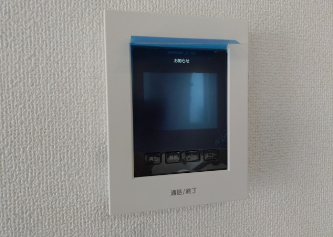 【セキュリティ】 | モニターで来訪者を確認して、目的が分からない場合はインターホンを通じて室内から会話することができます。怪しいと感じた場合はインターホン越しにお帰りいただくことができるので、直接会うことがなく安全です。