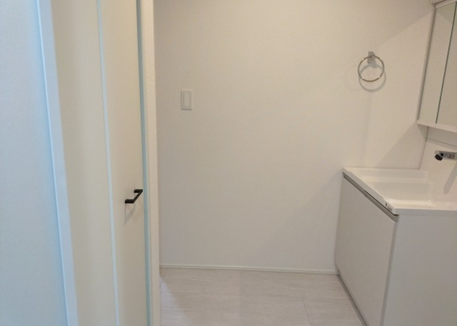 【脱衣所】 | 多くの戸建て住宅で見かける洗面脱衣所は、洗面台と洗濯機が2畳ほどのスペースに並べられていて、洗面所が脱衣所を兼ね備えている間取りが一般的です。お客様が利用することもある、パブリックな空間でもあります。