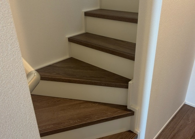 【内装】 | 建物の上下階の通路である階段は、その位置によって動線や室内の印象が大きく左右されます。手摺にも重要な役割があり、転倒の防止・歩行や動作を円滑にして日常生活を支えることを主な目的として設置されています。