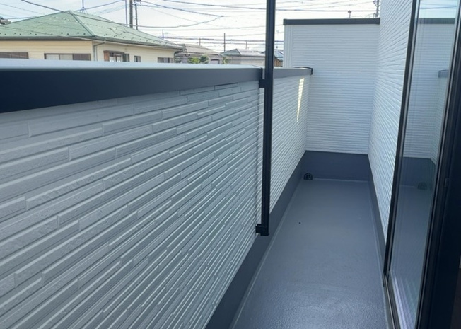【バルコニー】 | バルコニーは、室外の専用スペースのうち、「屋根がなく開放された空間」であるものを指します。ベランダより広いタイプのものが多く、日当たりもよいため家庭菜園などを楽しみたい人にとって適した環境となります。