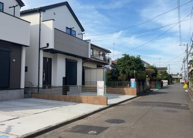 【前面道路含む現地写真】 | 住宅用の土地では前面道路に2m以上接していなければならないと法律で定められています。しかし、お持ちの車のサイズやライフスタイルなどにより、2mでは利便が悪い場合もございますので、事前に確認しましょう。