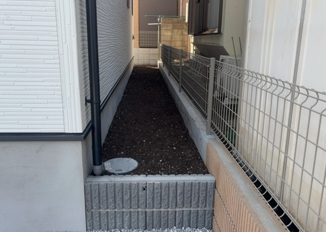 【庭】 | 庭があることでガーデニングや家庭菜園はもちろん、こどもの遊び場やペットを放して遊ぶことができます。また、家の周囲に余裕があるということです。隣地との間があれば、十分な日当たりと、風通しが確保できます。