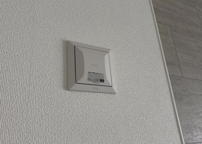 【冷暖房・空調設備】 | 1日中建物内の換気が行われるように設計された仕組みです。気密性の高い住宅は、家に籠った空気でシックハウス症候群になる可能性がありますが、24時間換気システムであれば計画的な換気で対策が可能です。