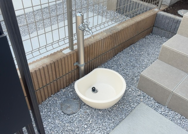 【設備】 | 敷地内には、散水栓や立水栓があります。水道水を直接利用できるため、水を運ぶ手間を省くことが出来ます。大量の水を必要とする洗車作業や清掃などに役立ちます。その他設備とあわせて、現地でご確認ください。