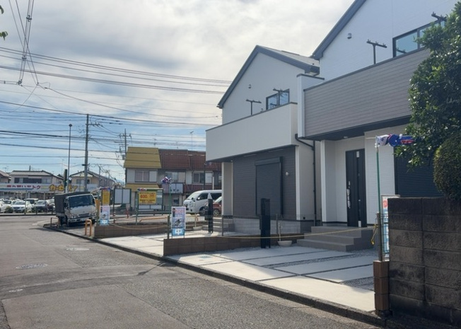 【前面道路含む現地写真】 | お持ちの車種によっては前面道路が広い方が便利でしょう。しかし、前面道路が広ければその分交通量が多くなるため、騒音などが気になる場合があります。実際に現地を見学し、周辺交通量や騒音などを確認しましょう！