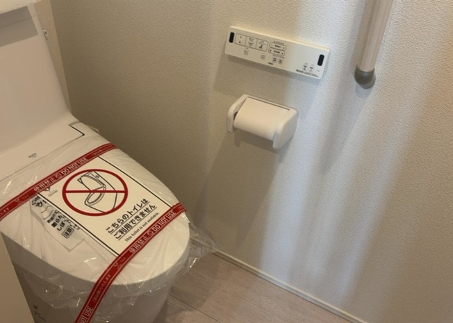 【トイレ】 | トイレは大きさや形、機能、抗菌性などが異なる多種多彩なタイプが各メーカーから出ています。それぞれに良さがあるため、事前にどういったタイプのトイレがいいのかをご家庭内で決めて、内見に行くといいでしょう。