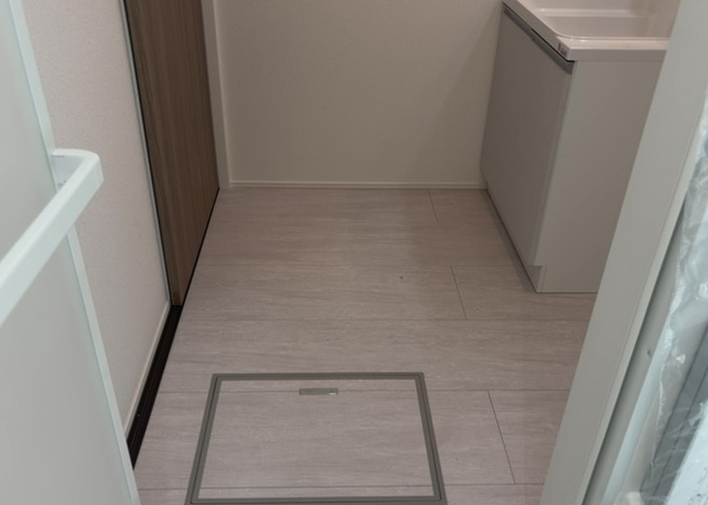 【脱衣所】 | 多くの戸建て住宅で見かける洗面脱衣所は、洗面台と洗濯機が2畳ほどのスペースに並べられていて、洗面所が脱衣所を兼ね備えている間取りが一般的です。お客様が利用することもある、パブリックな空間でもあります。
