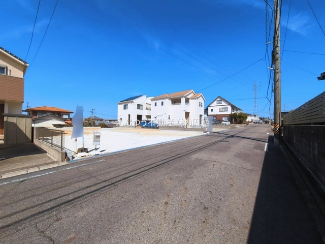 ハートフルタウン東長根町の前面道路含む現地写真