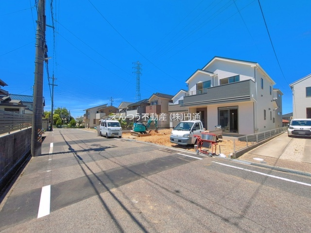 ハートフルタウン東長根町の前面道路含む現地写真