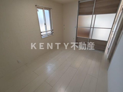 【寝室】 | East AvenueB | 広くて明るい寝室