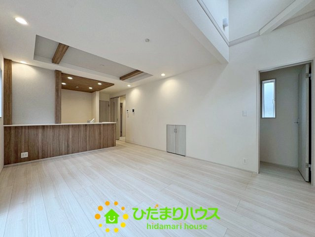宮代町学園台1丁目　新築一戸建ての居間・リビング|大きな窓から明るい光が差し込みます！