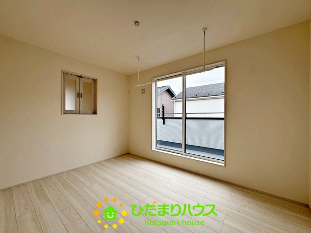 宮代町学園台1丁目　新築一戸建ての寝室|主寝室としてもゆとりある広さ！室内窓があり開放感があります♪