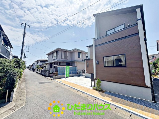 宮代町学園台1丁目　新築一戸建ての前面道路含む現地写真|見晴らしも良く車の出入りも安心です！