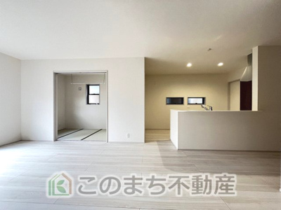 【居間・リビング】 | Livele Garden.S　第6下野小金井 | 明るい配色のフローリングで室内がより明るい印象に仕上がっております♪
