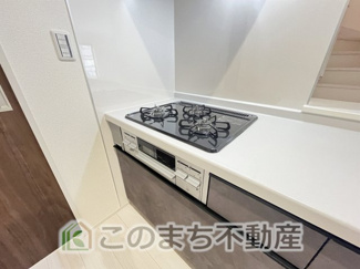 【キッチン】 | Livele Garden.S　第6下野小金井 | 三ツ口コンロ採用で、同時調理もスムーズ◎！お料理を並べられるカウンター付きで、配膳・片付けをサポート！リビングで過ごすご家族とコミュニケーションを楽しみながら作業可能です♪
