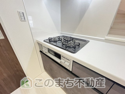 【キッチン】 | Livele Garden.S　第6下野小金井 | 三ツ口コンロ採用で、同時調理もスムーズ◎！お料理を並べられるカウンター付きで、配膳・片付けをサポート！リビングで過ごすご家族とコミュニケーションを楽しみながら作業可能です♪

