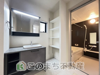 【独立洗面台】 | Livele Garden.S　第6下野小金井 | 伸びるホースでお掃除ラクラク♪三面鏡付きで朝の身支度が楽しくなりますね♪
