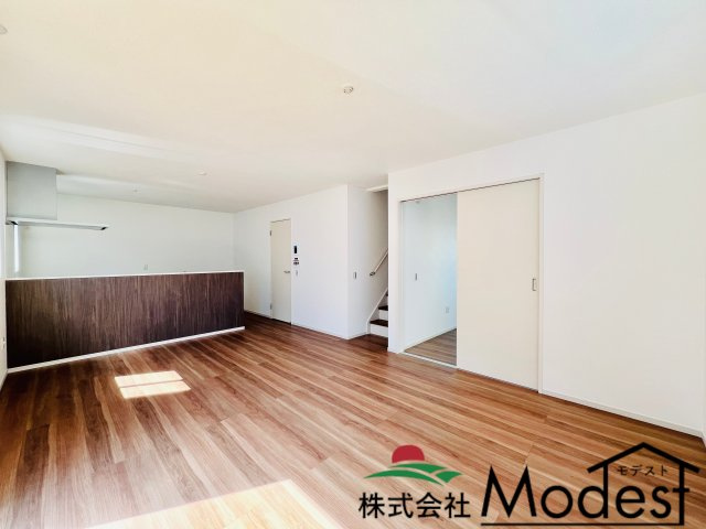 伊勢崎市今泉町の居間・リビング|リビング階段で、ご家族との時間も増えて居心地の良いリビング♪