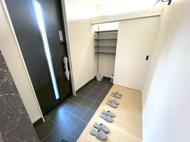 佐伯区屋代3丁目　№34893の玄関|広々と開放的な空間。
シューズインクローク付き。