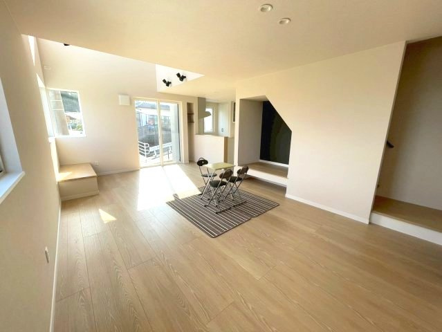 佐伯区屋代3丁目　№34893の居間・リビング|ＬＤＫ19.帖
吹き抜けで開放的な
空間になっています。