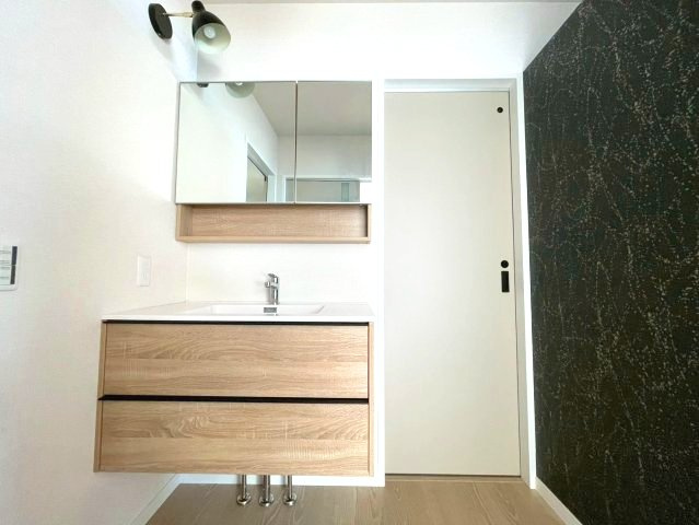 佐伯区屋代3丁目　№34893の独立洗面台|玄関のすぐ横にあるので
帰宅後すぐ手洗いできます。