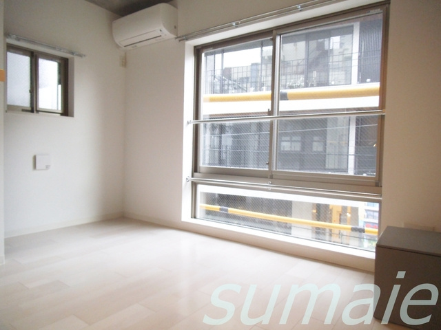 コローナ赤羽の居間・リビング|二面採光で明るく開放的です♪