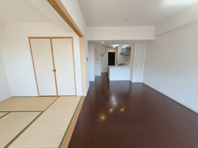 アンビシャス新八柱の居間・リビング|リビングの隣は6.0畳の和室です。開放すると16畳の広さになり、広々お使いいただけます。