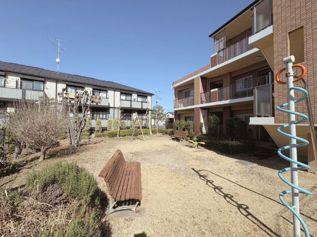 アンビシャス新八柱の中庭|遊具やベンチもあります♪