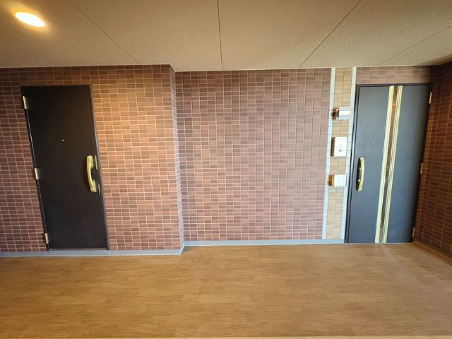 アンビシャス新八柱の玄関|右は玄関、左はキッチンの勝手口です。