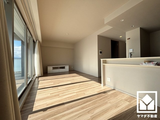 ファインシティ甲子園ノースレジデンスの居間・リビング|心地よい空間が広がるリビングで、家族みんなが快適に過ごせる時間を提供。