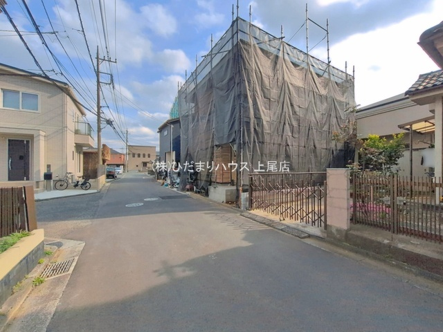 上尾市二ツ宮8期　新築戸建　GRACE01の前面道路含む現地写真