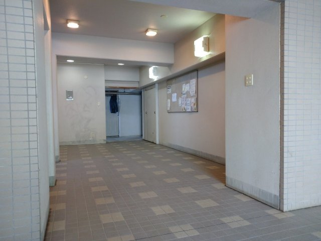 久里浜3丁目共同住宅のロビー|落ち着いたロビーです