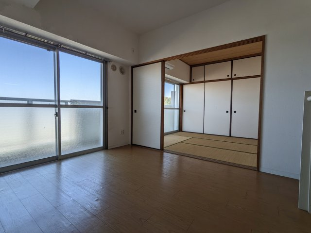 久里浜3丁目共同住宅の居間・リビング|使いやすいリビングです