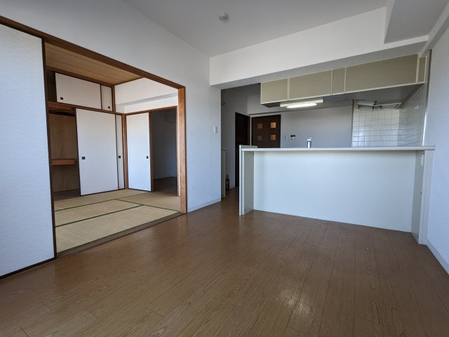 久里浜3丁目共同住宅の居間・リビング|おしゃれなリビングです