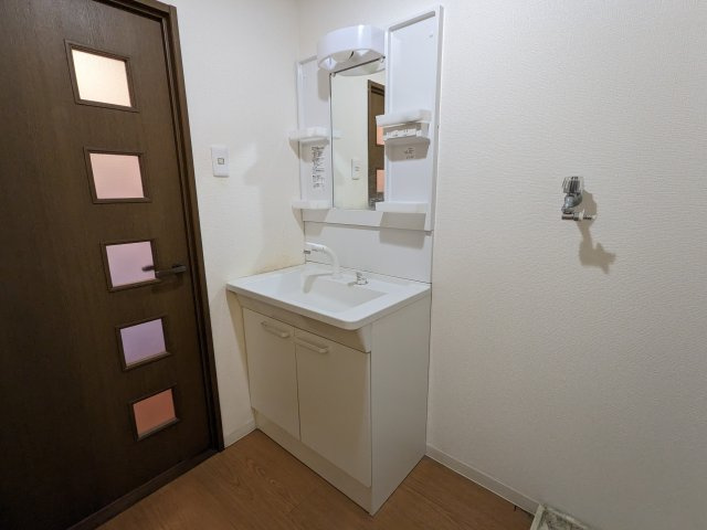 久里浜3丁目共同住宅の洗面所|ゆったりとスペースのある洗面所