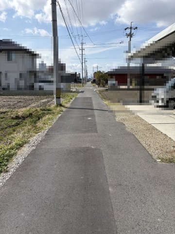 ６６７０５　岐阜市茜部新所中古戸建の前面道路含む現地写真