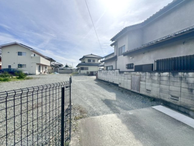 【中古戸建】みどり市笠懸町鹿の外観|■外観｜道路から離れた位置に住まいがございますので、お子様が道路に飛び出すリスクも低く、車との接触の心配も少ないです。