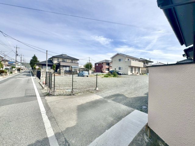 【中古戸建】みどり市笠懸町鹿の外観|■外観｜周囲の見渡しが良く、車の出入りの際も安全確認がしやすいため、小さなお子様がいるご家庭でも安心です♪
