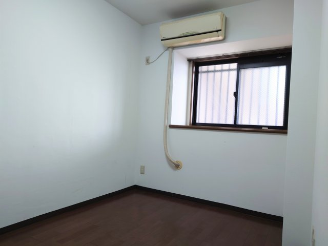 チュリス緑ヶ丘　静岡市駿河区緑ヶ丘町の洋室|５帖洋室。エアコン、出窓、クローゼットがあります。出窓がある分開放感があります。