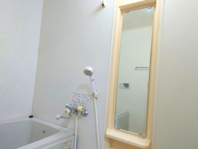 チュリス緑ヶ丘　静岡市駿河区緑ヶ丘町の浴室|鏡付き棚があります！物が置けるようになりますし、浴槽周りの掃除が楽にもなりますね。