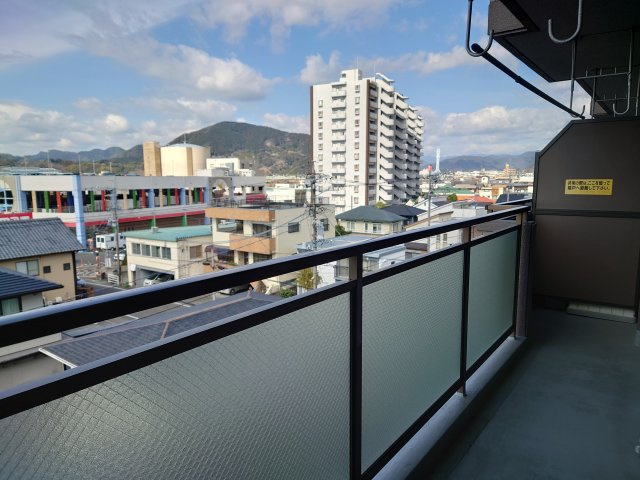 チュリス緑ヶ丘　静岡市駿河区緑ヶ丘町のバルコニー|遠くには山も見え、空や緑などの景色が日常的な癒やしとなるかと思います。
