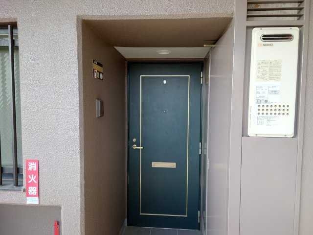 チュリス緑ヶ丘　静岡市駿河区緑ヶ丘町の玄関|玄関ポーチがあることで通路からの視線を遮りプライバシーが確保され、戸建て感覚を得られます。