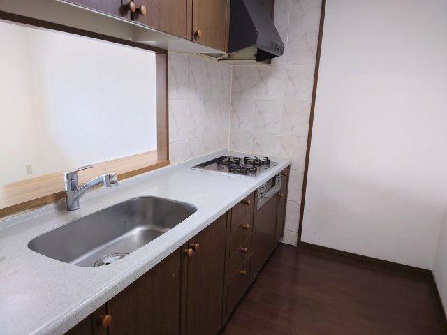 チュリス緑ヶ丘　静岡市駿河区緑ヶ丘町のキッチン|壁でなく窓があることで空間が広く感じます。