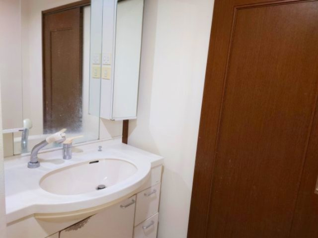 チュリス緑ヶ丘　静岡市駿河区緑ヶ丘町の独立洗面台|洗面台には収納部分が多くありますので、台の上もスッキリ片付きます！