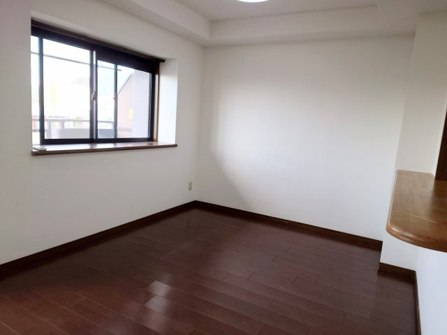 チュリス緑ヶ丘　静岡市駿河区緑ヶ丘町の居間・リビング|出窓があります。観葉植物や雑貨などおしゃれなディスプレイコーナーとしてもお使いただけます。