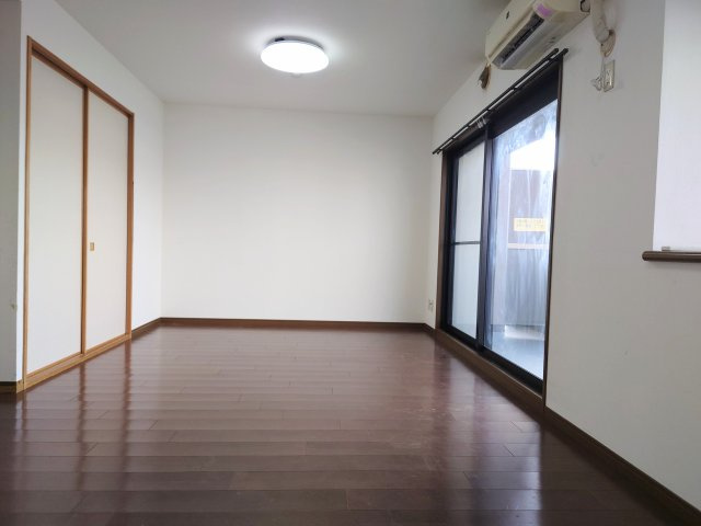 チュリス緑ヶ丘　静岡市駿河区緑ヶ丘町の居間・リビング|リビングは12.7帖あります。室内も広々としており、ゆったりとお過ごしいただけます。